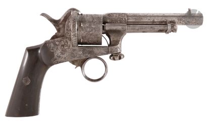 Coffret de revolver à broche. 
En noyer avec...