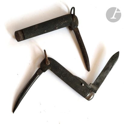 GRANDE-BRETAGNE
Deux couteaux pliants :
-...