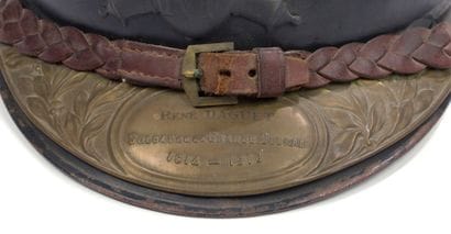 Casque Adrian modèle 1915 d’artillerie. 
Bombe...