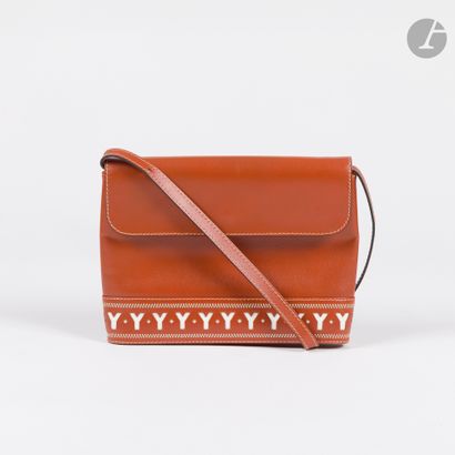 YVES SAINT LAURENT
Petit sac avec bandoulière...
