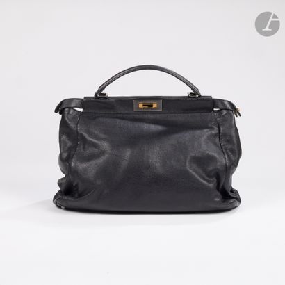 FENDI
Sac PEEKABOO en cuir noir, fermoir...