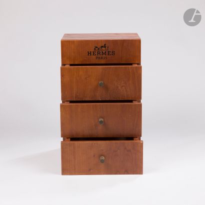HERMES
Vers 1960-1970
Petit meuble en merisier...