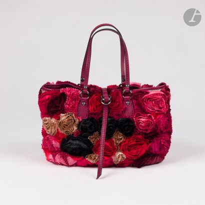 VALENTINO
Sac en cuir rouge et roses en tissu...