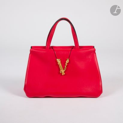 VERSACE
Sac en cuir rouge, garniture en métal...