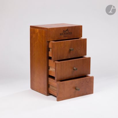 HERMES
Vers 1960-1970
Petit meuble en merisier...