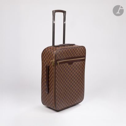 LOUIS VUITTON
Valise à roulettes PEGASE en...