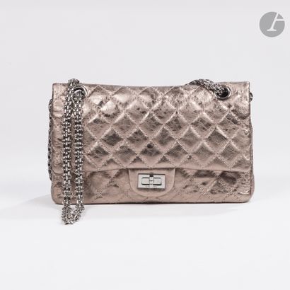 CHANEL
Sac 2.55 à double rabat en cuir métallisé...