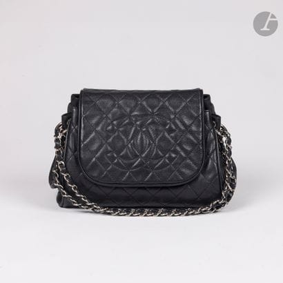 CHANEL
Vers 2008
Sac en cuir caviar noir...