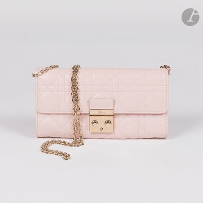 CHRISTIAN DIOR
Pochette portefeuille en cuir...