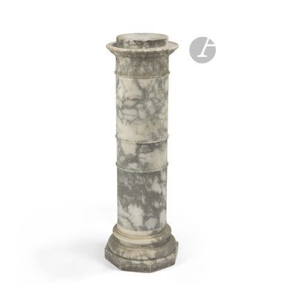 Colonne en marbre brèche gris à décor de...