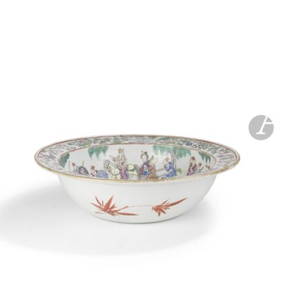 Grand bassin circulaire en porcelaine à décor...
