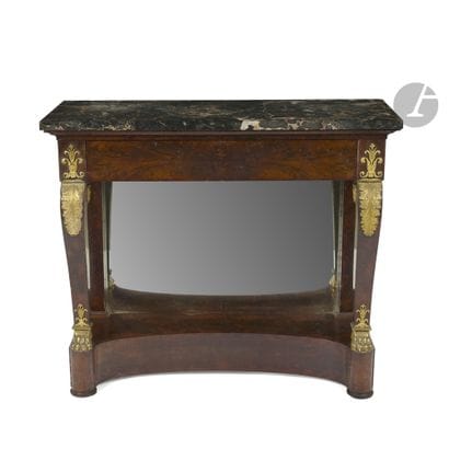 Table console en acajou flammé et bronze...