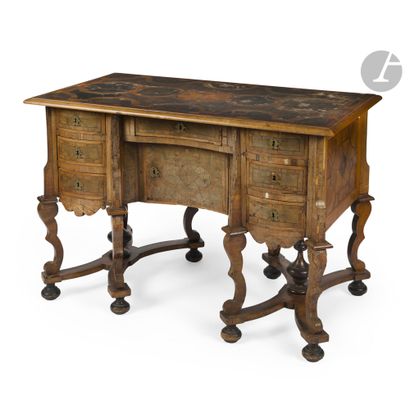 Bureau Mazarin en placage de noyer ouvrant...