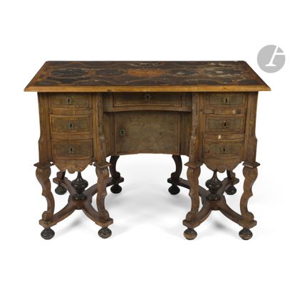 Bureau Mazarin en placage de noyer ouvrant...