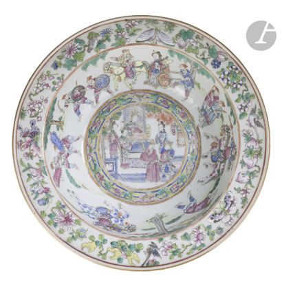 Grand bassin circulaire en porcelaine à décor...
