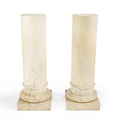 Paire de colonnes en bois peint à l’imitation...