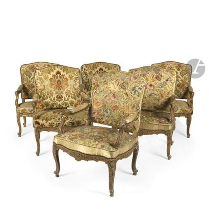 Suite de six grands fauteuils en bois doré...