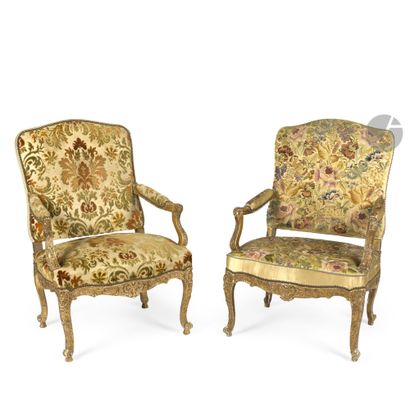 Suite de six grands fauteuils en bois doré...