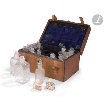 Coffret à pharmacie en cuir contenant de...