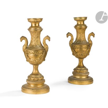 Paire flambeaux en bronze doré, en forme...