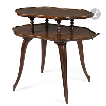 Table servante à deux plateaux contournés...