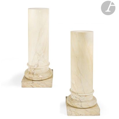 Paire de colonnes en bois peint à l’imitation...