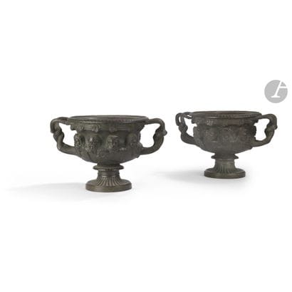 Paire de vases dits de Warwick en bronze...