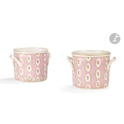 Deux seaux à verre en porcelaine à décor...