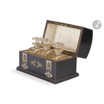Petit coffret à odeurs en ébène et incrustations...
