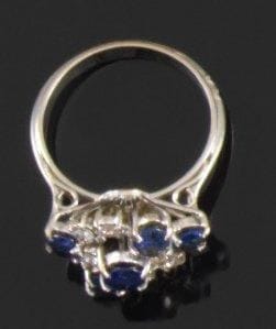 Bague en fils d'or gris, agrémentée de saphirs...
