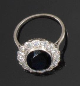 Bague en or gris, ornée d'un saphir de forme...