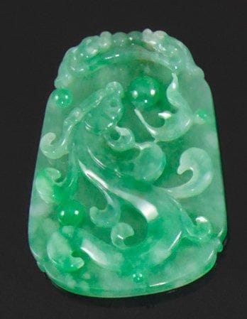 Pendentif de forme oblongue en jade jadéite...