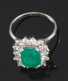 Bague en platine, ornée d'une émeraude de...
