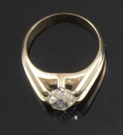 Bague en or gris, ornée d'un diamant taillé...