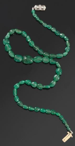 Collier en petits galets d'émeraudes en chute...