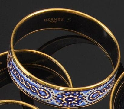 HERMES
Bracelet en métal doré, à décor de...