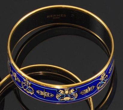 HERMES
Bracelet en métal doré, à décor de...
