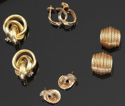 Suite de trois paires de motifs d'oreilles:...
