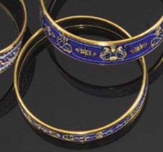 HERMES
Bracelet en métal doré, à décor de...