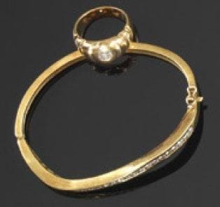 Bracelet ouvrant en or jaune, serti clos...