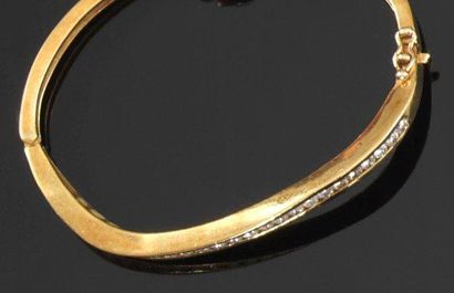 Bracelet ouvrant en or jaune, serti clos...