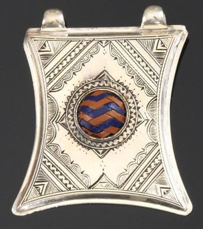 HERMES
Pendentif quadrangulaire en métal...