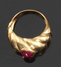 Bague godronnée en or jaune, ornée d'un rubis...