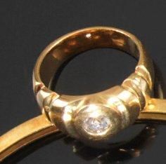 Bague en or jaune, ornée d'un diamant. Poids:...