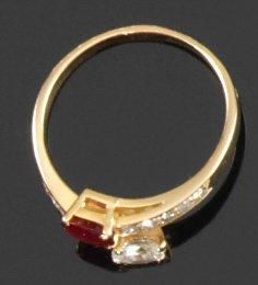 Bague jonc ouvert en or jaune, les extrémités...