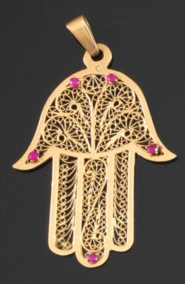 Pendentif en or jaune, main de Fatma agrémentée...
