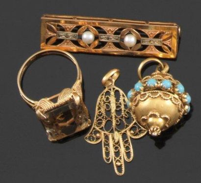 Lot de quatre bijoux en or jaune comprenant:...