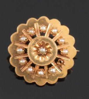 Broche rosace en or jaune sertie de perles....