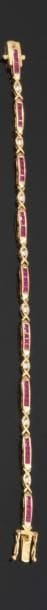 Bracelet en or jaune, maillons sertis de...