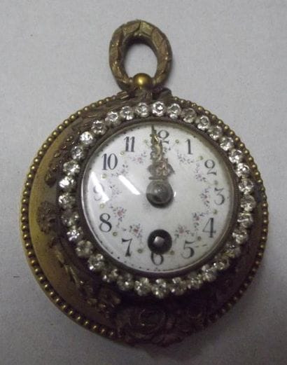 Petite pendulette murale en bronze doré avec...